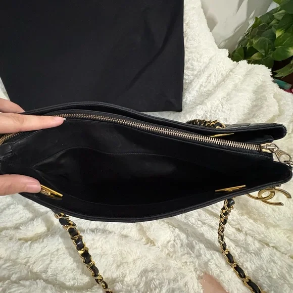 Chanel Black Quilted Leather Shoulder Bag - Picture 8 of 16